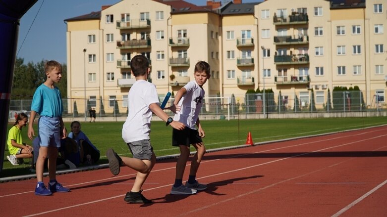  Sztafetowe bieganinę na stadionie przy ulicy Tetmajera 