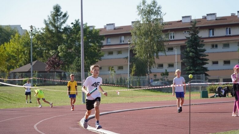  Sztafetowe bieganinę na stadionie przy ulicy Tetmajera 