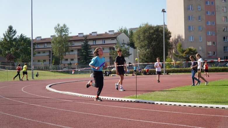  Sztafetowe bieganinę na stadionie przy ulicy Tetmajera 