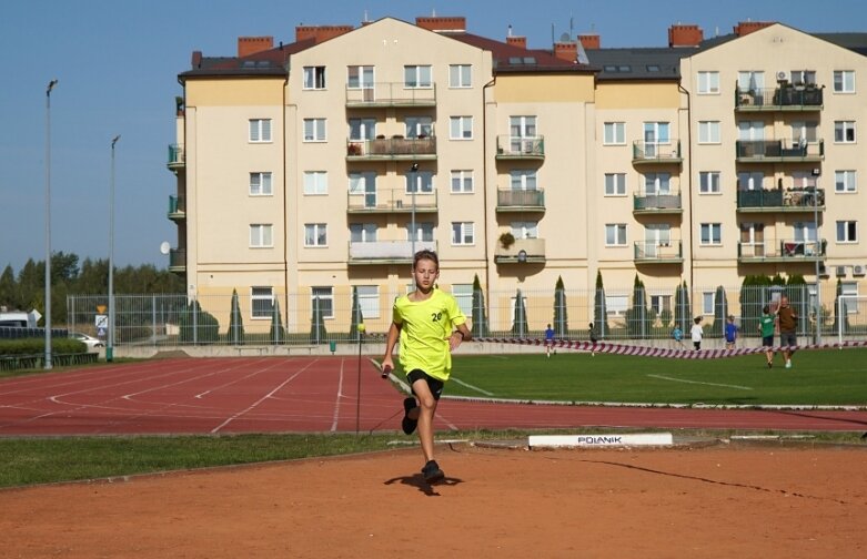  Sztafetowe bieganinę na stadionie przy ulicy Tetmajera 