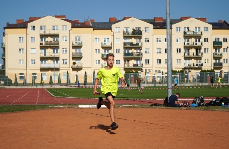  Sztafetowe bieganinę na stadionie przy ulicy Tetmajera 