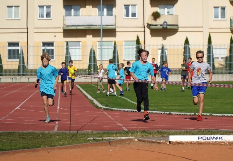  Sztafetowe bieganinę na stadionie przy ulicy Tetmajera 