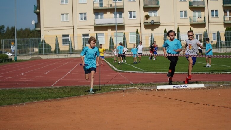  Sztafetowe bieganinę na stadionie przy ulicy Tetmajera 