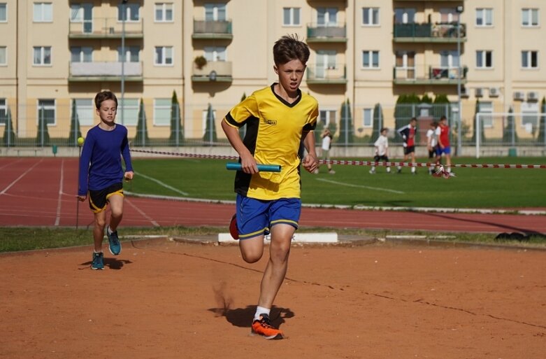  Sztafetowe bieganinę na stadionie przy ulicy Tetmajera 