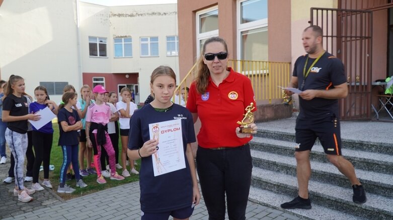  Sztafetowe bieganinę na stadionie przy ulicy Tetmajera 