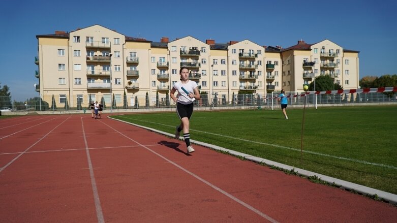  Sztafetowe bieganinę na stadionie przy ulicy Tetmajera 