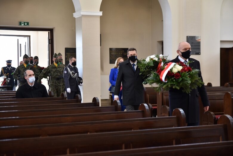  Tablica i dąb pamięci w hołdzie ks. ppłk Edwardowi Chomie 