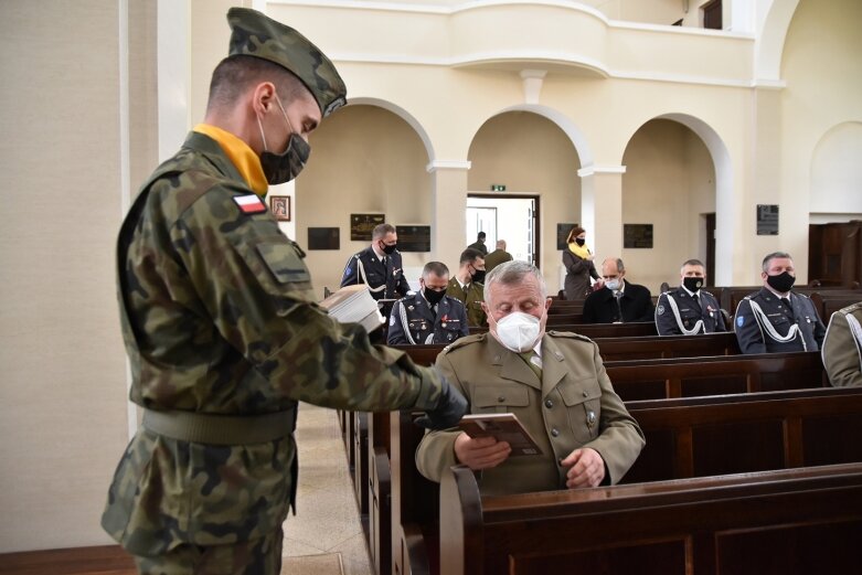  Tablica i dąb pamięci w hołdzie ks. ppłk Edwardowi Chomie 