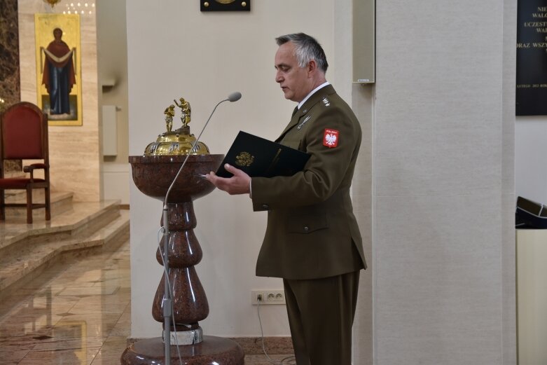  Tablica i dąb pamięci w hołdzie ks. ppłk Edwardowi Chomie 