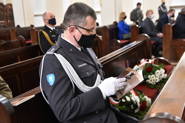  Tablica i dąb pamięci w hołdzie ks. ppłk Edwardowi Chomie 