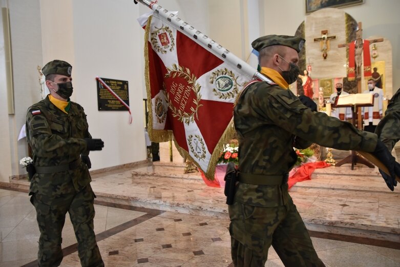  Tablica i dąb pamięci w hołdzie ks. ppłk Edwardowi Chomie 