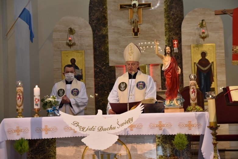  Tablica i dąb pamięci w hołdzie ks. ppłk Edwardowi Chomie 