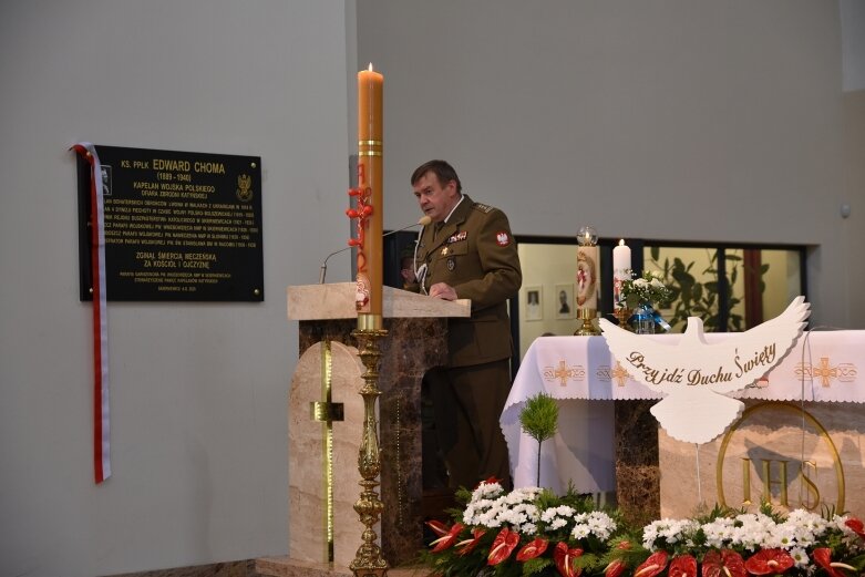  Tablica i dąb pamięci w hołdzie ks. ppłk Edwardowi Chomie 