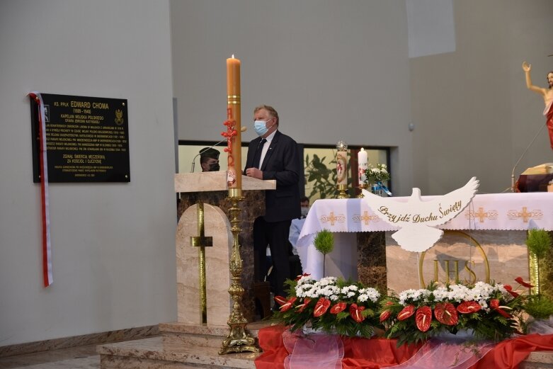  Tablica i dąb pamięci w hołdzie ks. ppłk Edwardowi Chomie 