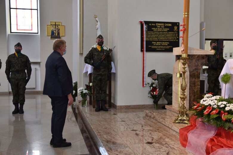  Tablica i dąb pamięci w hołdzie ks. ppłk Edwardowi Chomie 