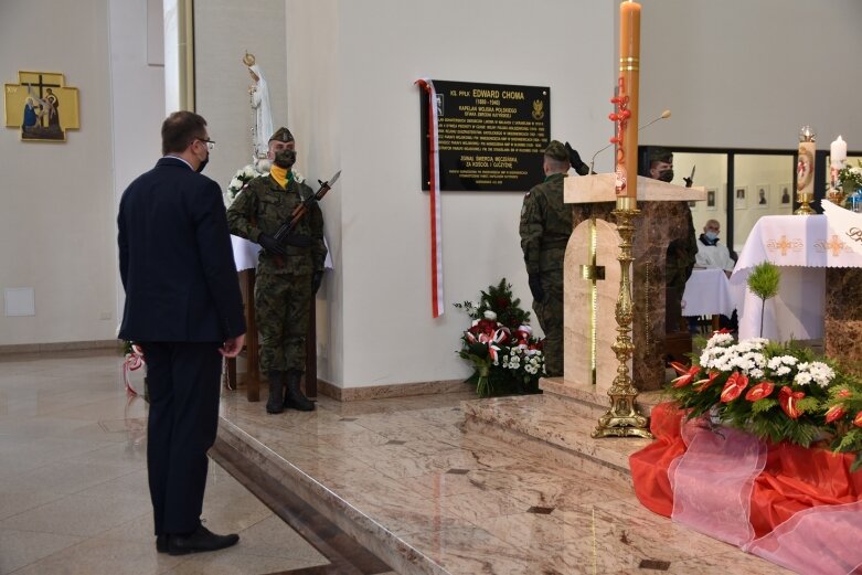  Tablica i dąb pamięci w hołdzie ks. ppłk Edwardowi Chomie 