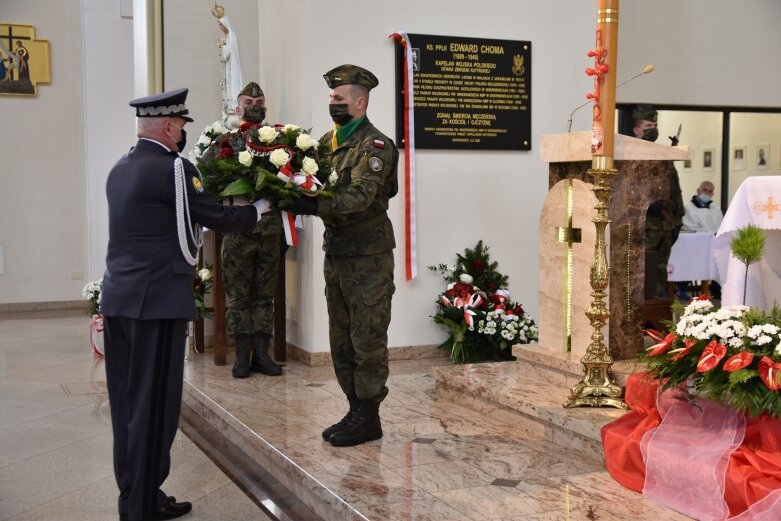  Tablica i dąb pamięci w hołdzie ks. ppłk Edwardowi Chomie 