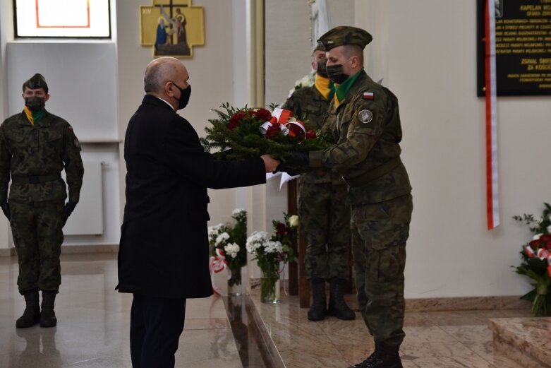  Tablica i dąb pamięci w hołdzie ks. ppłk Edwardowi Chomie 