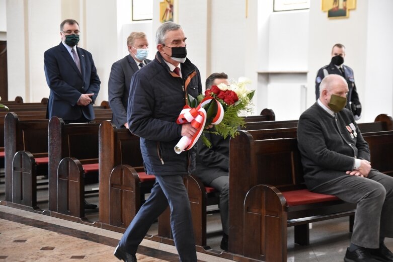  Tablica i dąb pamięci w hołdzie ks. ppłk Edwardowi Chomie 