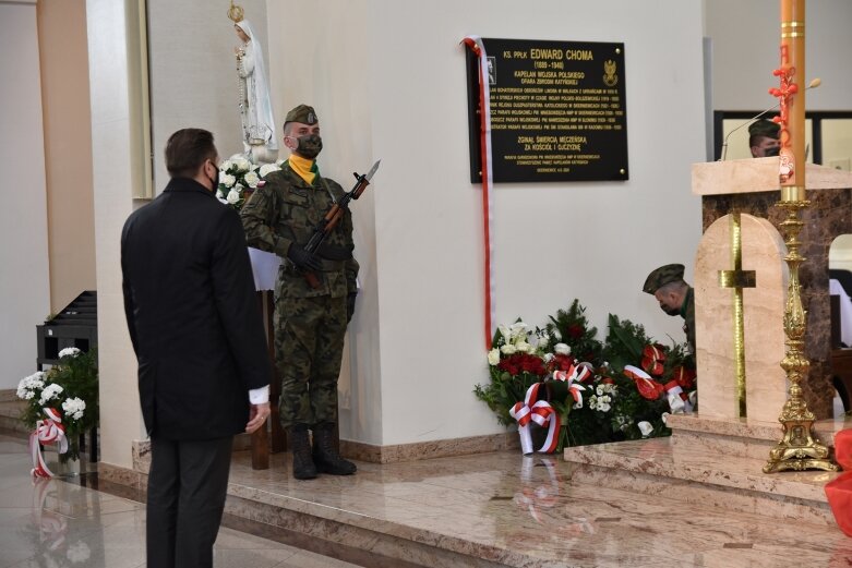  Tablica i dąb pamięci w hołdzie ks. ppłk Edwardowi Chomie 