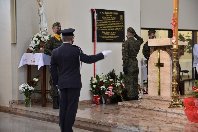  Tablica i dąb pamięci w hołdzie ks. ppłk Edwardowi Chomie 