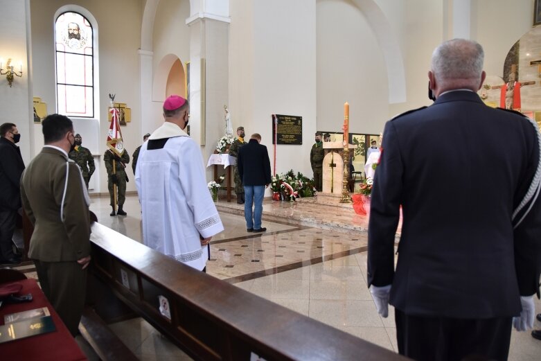  Tablica i dąb pamięci w hołdzie ks. ppłk Edwardowi Chomie 