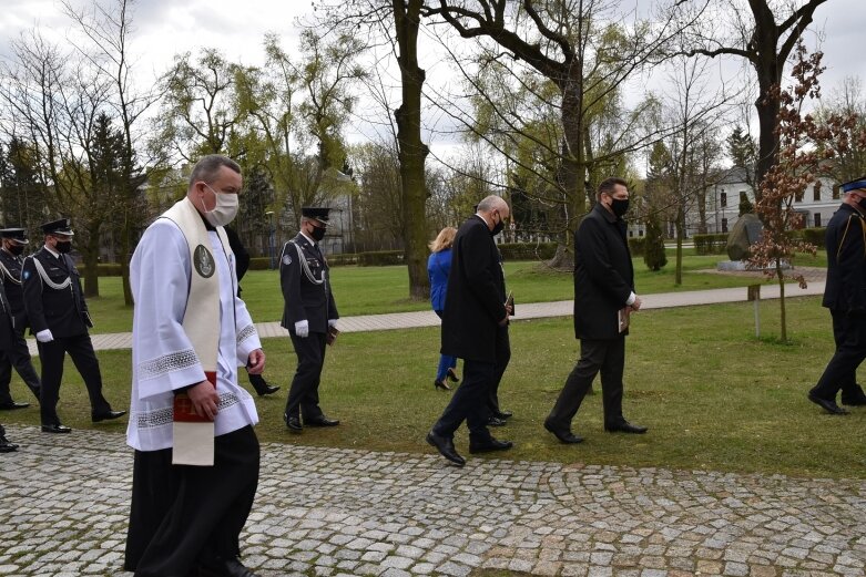  Tablica i dąb pamięci w hołdzie ks. ppłk Edwardowi Chomie 