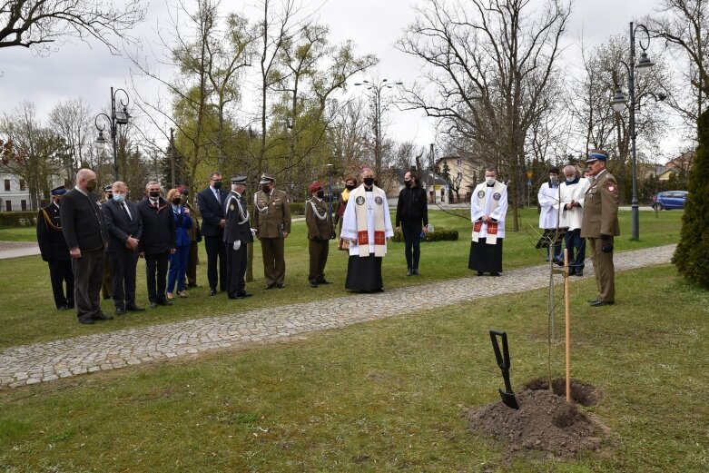  Tablica i dąb pamięci w hołdzie ks. ppłk Edwardowi Chomie 