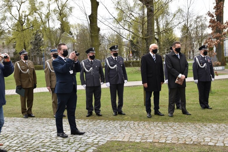  Tablica i dąb pamięci w hołdzie ks. ppłk Edwardowi Chomie 