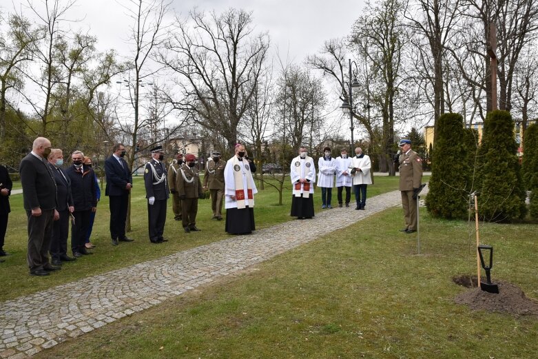  Tablica i dąb pamięci w hołdzie ks. ppłk Edwardowi Chomie 