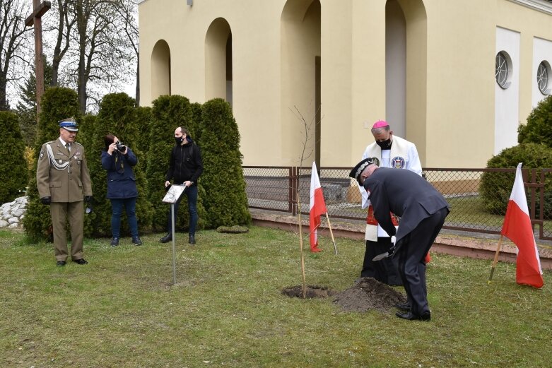  Tablica i dąb pamięci w hołdzie ks. ppłk Edwardowi Chomie 