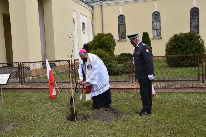  Tablica i dąb pamięci w hołdzie ks. ppłk Edwardowi Chomie 