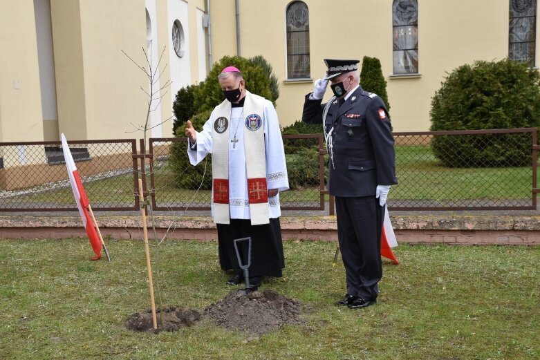  Tablica i dąb pamięci w hołdzie ks. ppłk Edwardowi Chomie 