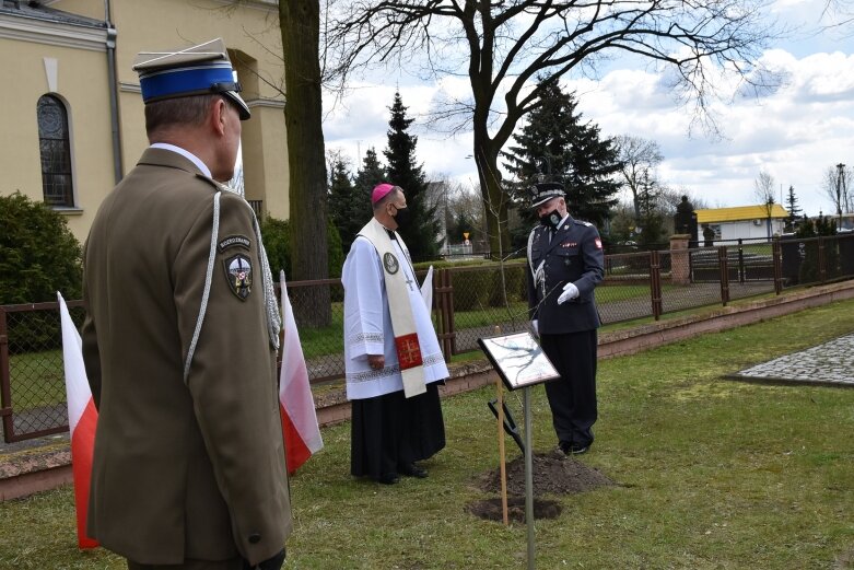  Tablica i dąb pamięci w hołdzie ks. ppłk Edwardowi Chomie 