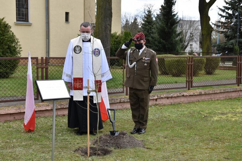  Tablica i dąb pamięci w hołdzie ks. ppłk Edwardowi Chomie 