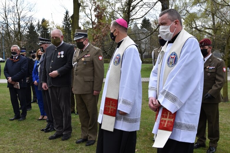  Tablica i dąb pamięci w hołdzie ks. ppłk Edwardowi Chomie 