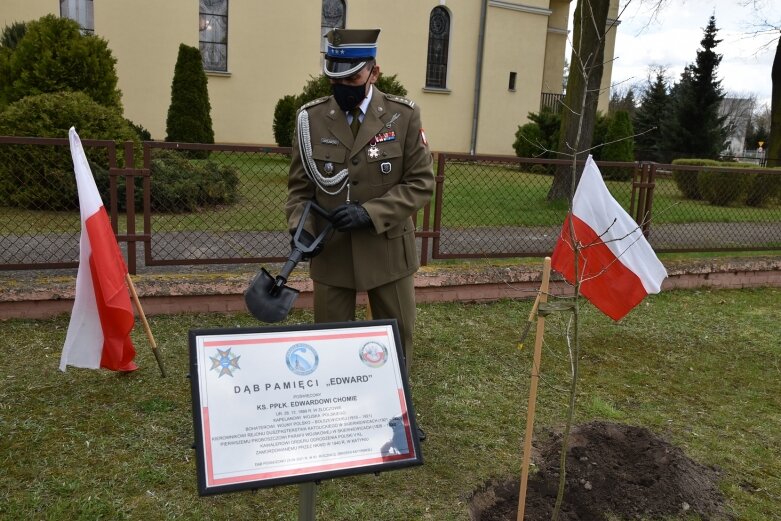  Tablica i dąb pamięci w hołdzie ks. ppłk Edwardowi Chomie 