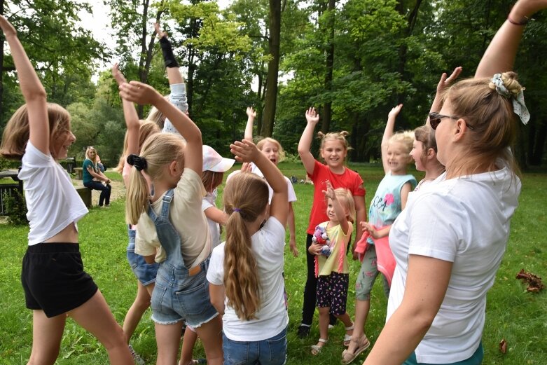  Tak bawiono się dawniej, ale dziś dzieci też chętnie grają w kapsle 