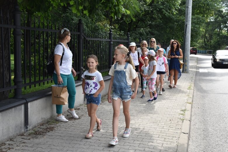  Tak bawiono się dawniej, ale dziś dzieci też chętnie grają w kapsle 