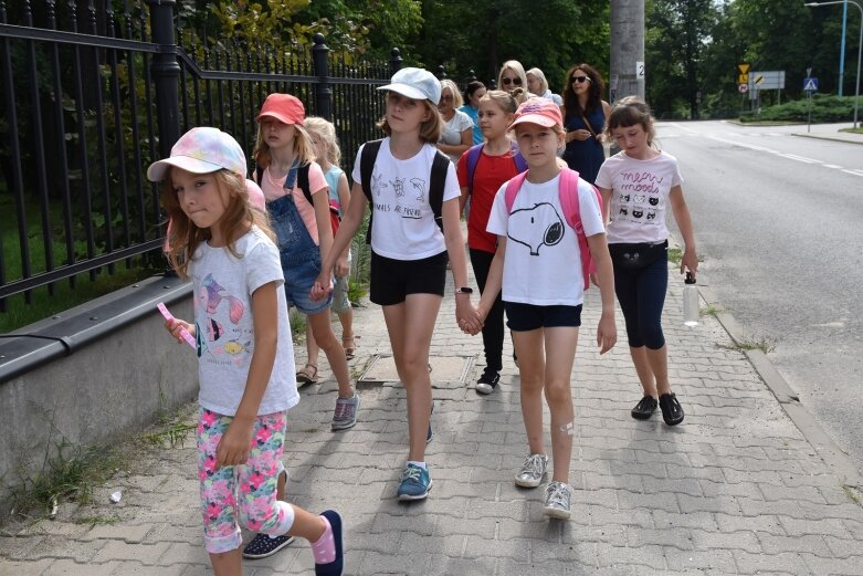  Tak bawiono się dawniej, ale dziś dzieci też chętnie grają w kapsle 