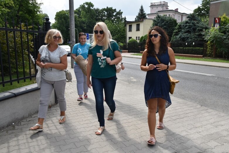  Tak bawiono się dawniej, ale dziś dzieci też chętnie grają w kapsle 