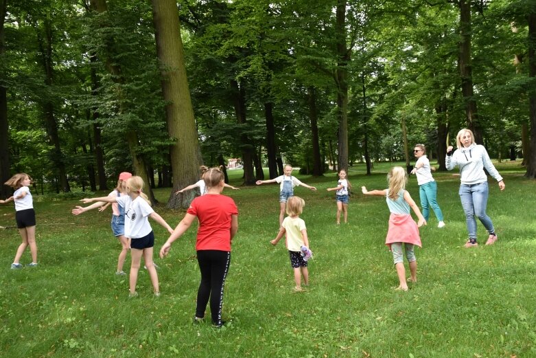  Tak bawiono się dawniej, ale dziś dzieci też chętnie grają w kapsle 