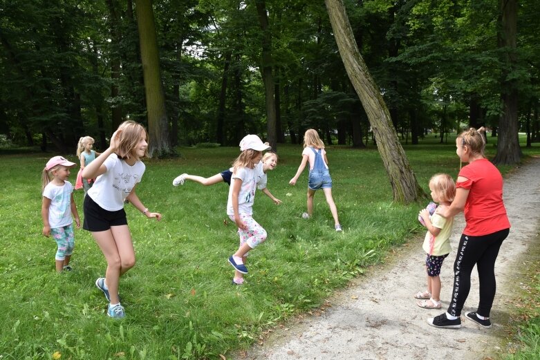  Tak bawiono się dawniej, ale dziś dzieci też chętnie grają w kapsle 