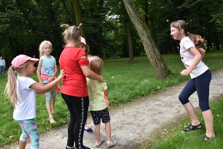  Tak bawiono się dawniej, ale dziś dzieci też chętnie grają w kapsle 