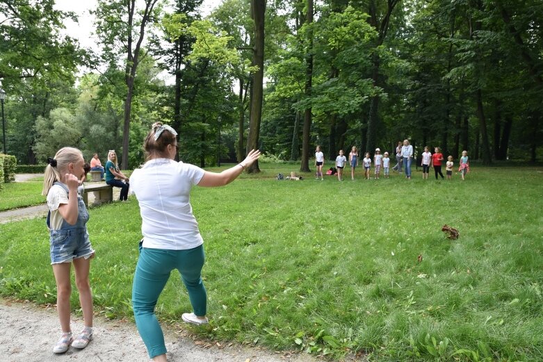  Tak bawiono się dawniej, ale dziś dzieci też chętnie grają w kapsle 