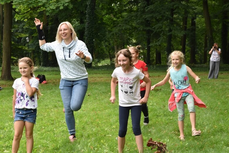  Tak bawiono się dawniej, ale dziś dzieci też chętnie grają w kapsle 