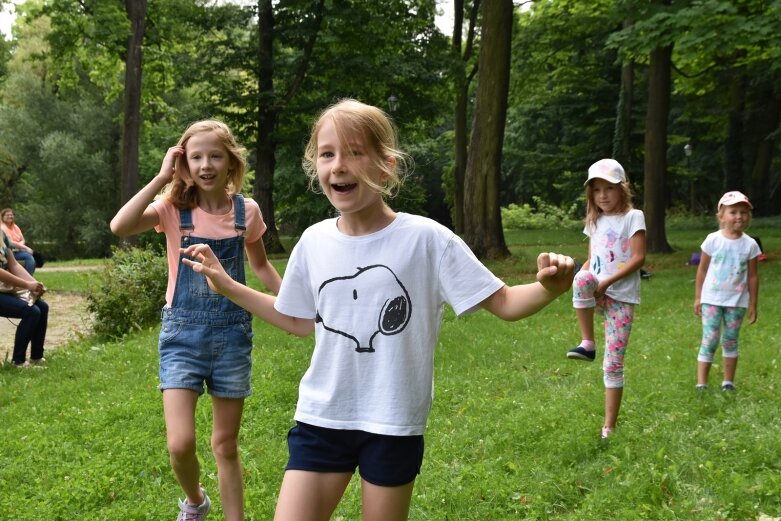  Tak bawiono się dawniej, ale dziś dzieci też chętnie grają w kapsle 