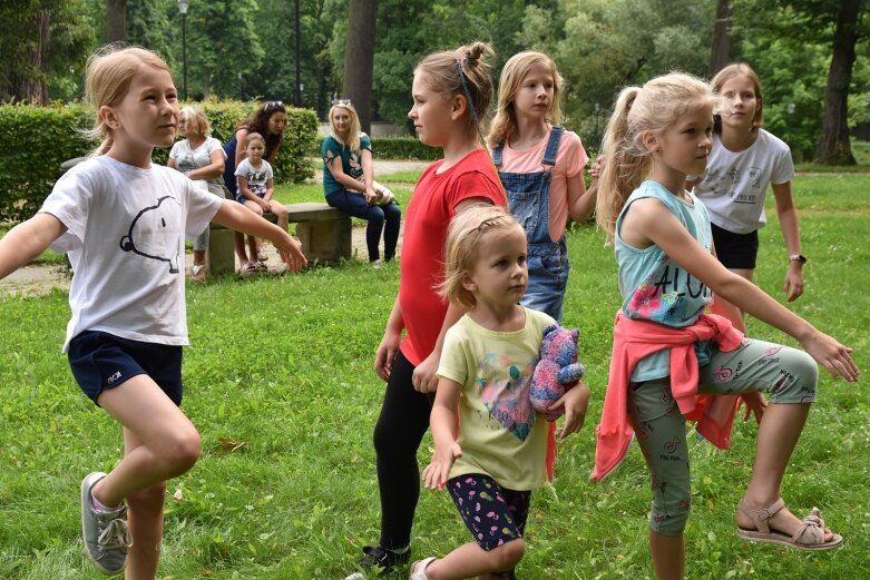  Tak bawiono się dawniej, ale dziś dzieci też chętnie grają w kapsle 