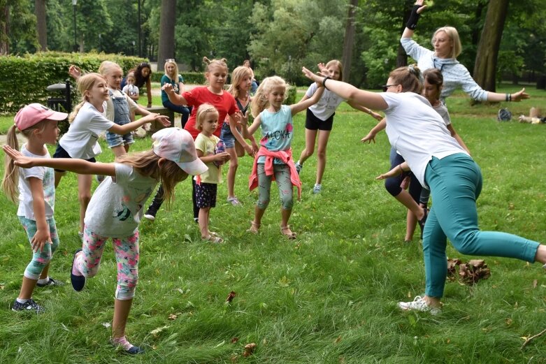  Tak bawiono się dawniej, ale dziś dzieci też chętnie grają w kapsle 