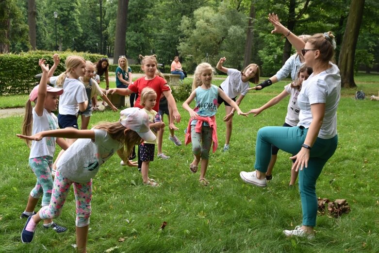  Tak bawiono się dawniej, ale dziś dzieci też chętnie grają w kapsle 